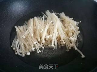 金针菇炒青菜的做法步骤：3