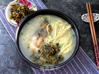 雪菜肉丝鱼汤面的做法步骤：7