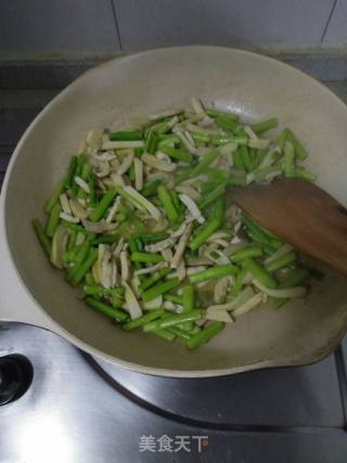 杏鲍菇炒芦笋的做法步骤：9