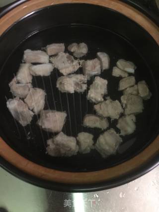胡萝卜山药排骨汤的做法步骤：2