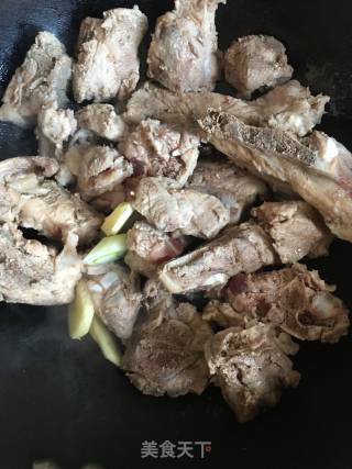 排骨烧干豆角的做法步骤：3