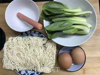 青菜鸡蛋炒面的做法步骤：1