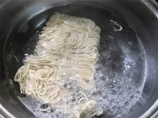 青菜鸡蛋炒面的做法步骤：2