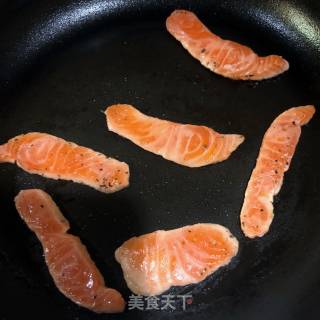 三文鱼牛油果色拉的做法步骤：2