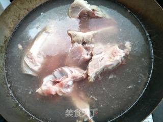 白萝卜大骨汤的做法步骤：4