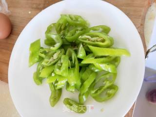 双椒炒鸡蛋的做法步骤：1