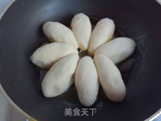 玉米面豆沙水煎包的做法步骤：12