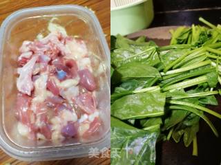 水鸭鸡蛋炒青菠的做法步骤：2