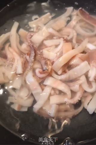 干锅鱿鱼的做法步骤：1