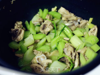 西芹炒鸡肉的做法步骤：8