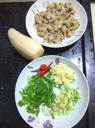酸辣藕丁炒蚬肉的做法步骤：1