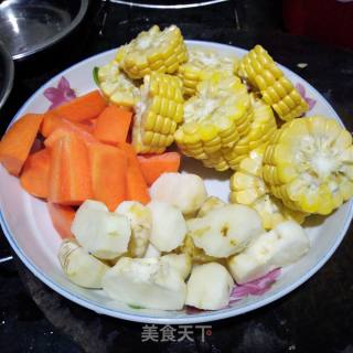 猪骨玉米马蹄汤的做法步骤：2