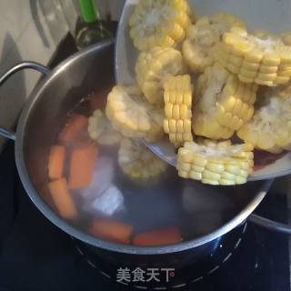猪骨玉米马蹄汤的做法步骤：4