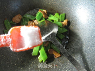 里脊肉炒油豆角的做法步骤：7