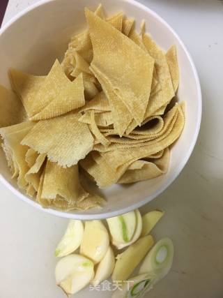 豆皮炒包菜的做法步骤：1