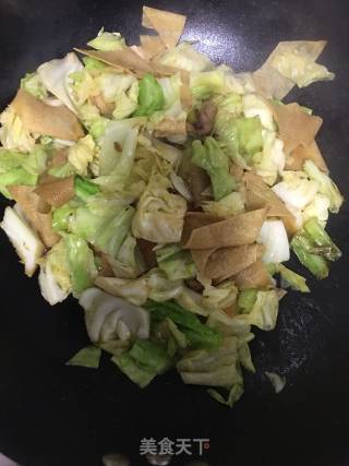豆皮炒包菜的做法步骤：7