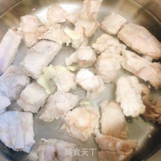 海带排骨汤的做法步骤：3