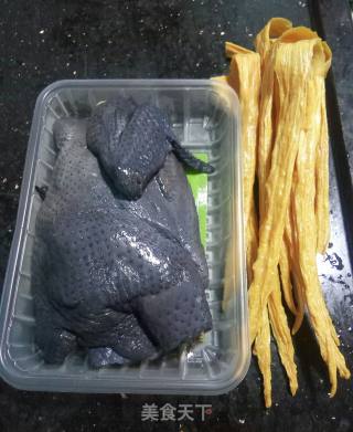 腐竹烧乌鸡的做法步骤：1