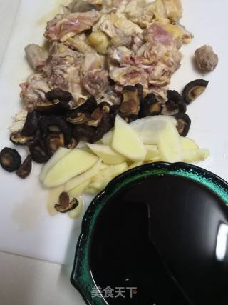 红酒生姜焖鸡的做法步骤：1