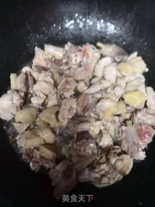 红酒生姜焖鸡的做法步骤：2