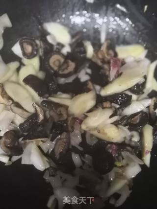 红酒生姜焖鸡的做法步骤：3