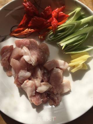 金针木耳炖白菜的做法步骤：1