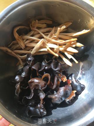 金针木耳炖白菜的做法步骤：3