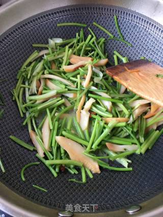 香菜炒黄金鲍的做法步骤：17