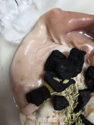 养胃食疗—猪肚煲何首乌的做法步骤：1