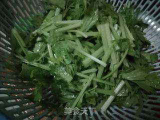 肉饼炒芹菜的做法步骤：2