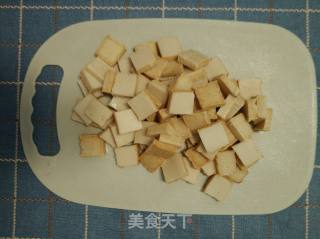 辣椒炒鱼豆腐的做法步骤：2
