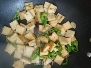 辣椒炒鱼豆腐的做法步骤：7