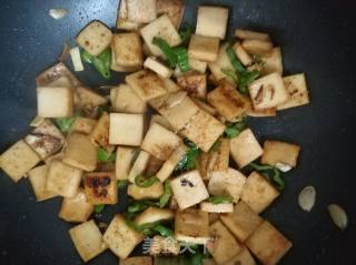 辣椒炒鱼豆腐的做法步骤：8