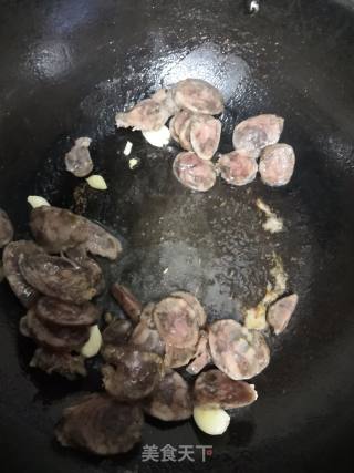 香肠炒空心菜梗的做法步骤：3