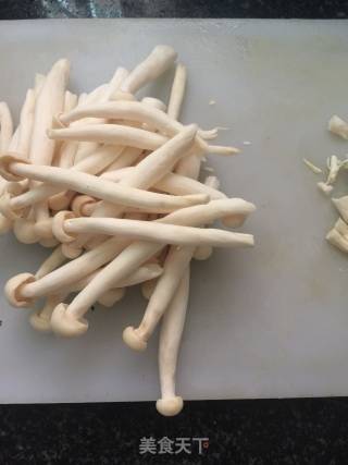 白玉菇瘦肉肉丸汤的做法步骤：1