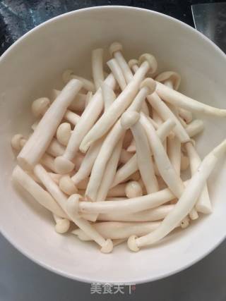 白玉菇瘦肉肉丸汤的做法步骤：2