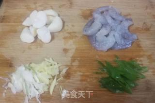 甜辣酱炒虾仁的做法步骤：1