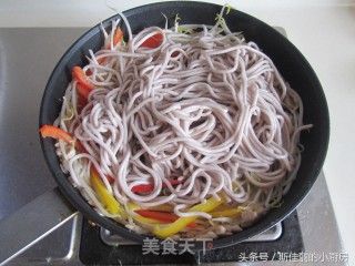 彩椒肉丝炒面的做法步骤：9