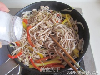 彩椒肉丝炒面的做法步骤：10