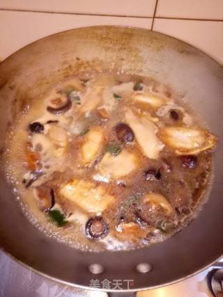 香菇炖鸡翅的做法步骤：4