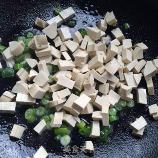 毛豆炒豆干的做法步骤：4