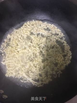 煮火鸡面的做法步骤：1