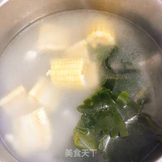 月牙骨玉米海带汤的做法步骤：5