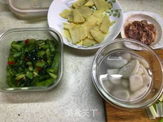 芥菜竹笋炒年糕的做法步骤：1