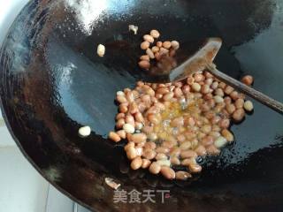 炒花生米的做法步骤：5