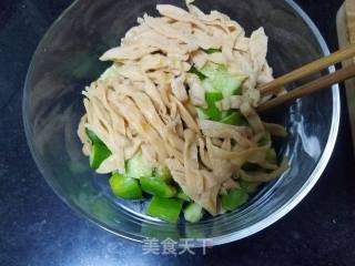 小黄瓜拌素鸡翅的做法步骤：3
