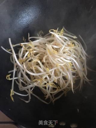 绿豆芽鸡蛋炒面条的做法步骤：5