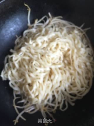 绿豆芽鸡蛋炒面条的做法步骤：7