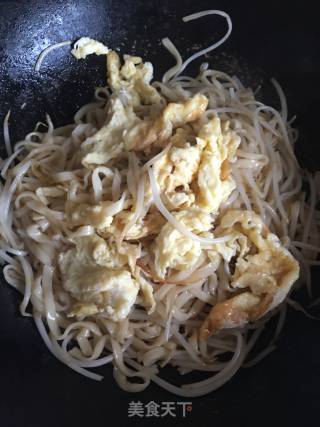 绿豆芽鸡蛋炒面条的做法步骤：9