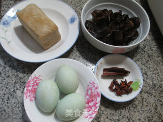 鸭蛋黑木耳烧烤麸的做法步骤：1